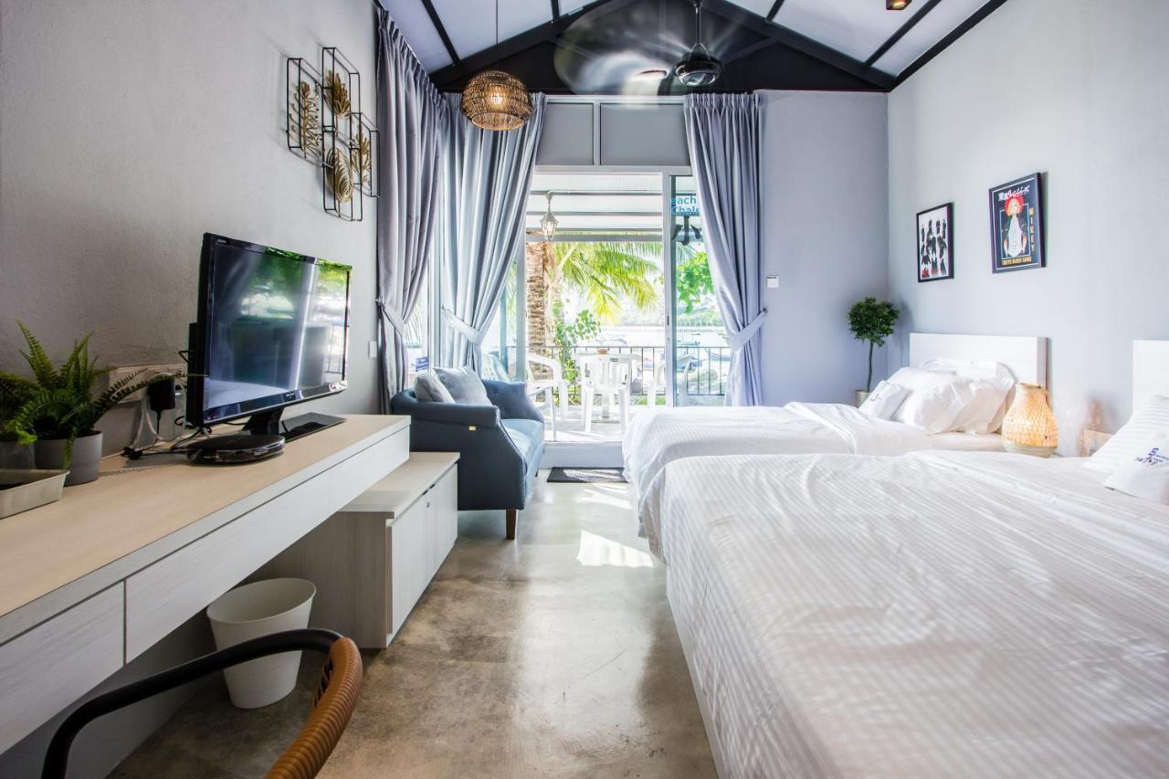 Beachboy Chalet By The Beach Bukit Lada Exteriér fotografie